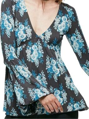 Free people | Speak Easy Soft V Neck with bubble sleeve Distressed‎ Floral M